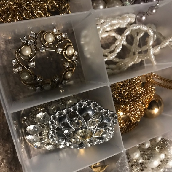 SALE Large Vintage Mixed Lot Faux Pearl Jewelry Brooches & Earrings Many Signed - Picture 2 of 5